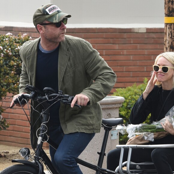 Exclusif - Liev Schreiber promène sa femme Naomi Watts à l'arrière de son vélo après avoir acheté des fleurs chez le fleuriste à Brentwood, le 28 février 2016
