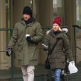 Naomi Watts et son compagnon Liev Schreiber se baladent, bien emmitouflés, dans le quartier de TriBeCa à New York le 14 janvier 2016.