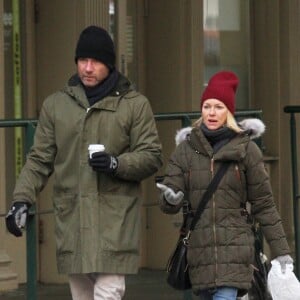 Naomi Watts et son compagnon Liev Schreiber se baladent, bien emmitouflés, dans le quartier de TriBeCa à New York le 14 janvier 2016.