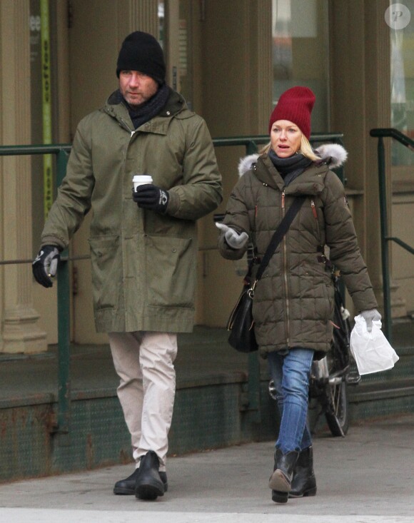 Naomi Watts et son compagnon Liev Schreiber se baladent, bien emmitouflés, dans le quartier de TriBeCa à New York le 14 janvier 2016.