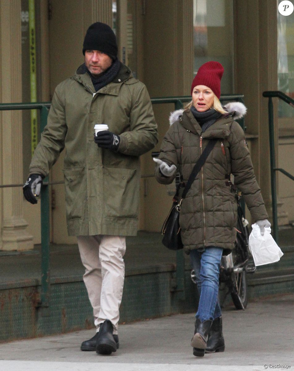 Naomi Watts Et Son Nouveau Compagnon Naomi Watts et son compagnon Liev Schreiber se baladent, bien emmitouflés,  dans le quartier de TriBeCa à New York le 14 janvier 2016. - Purepeople