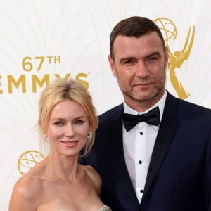 Naomi Watts et son compagnon Liev Schreiber - Photocall des 67ème Emmy Awards à Los Angeles le 20 septembre 2015.