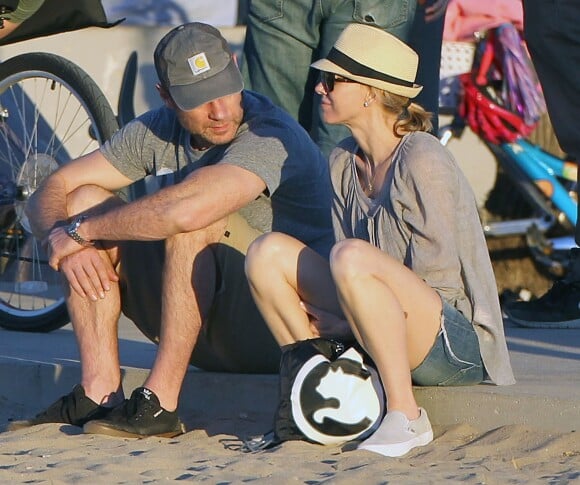 Exclusif - Naomi Watts en famille à la plage avec son mari Liev Schreiber et leurs enfants Alexander et Samuel à Santa Monica le 24 janvier 2015