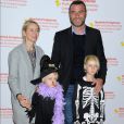 Naomi Watts, Liev Schreiber et leurs enfants à la 25e édition de Light Up A Life Halloween Carnival à New York le 18 octobre 2014