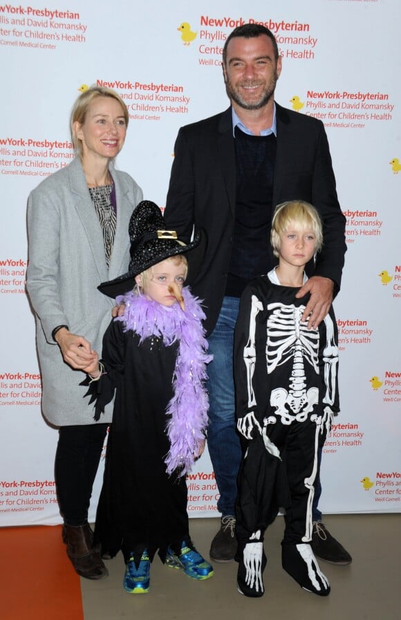 Naomi Watts, Liev Schreiber et leurs enfants à la 25e édition de Light Up A Life Halloween Carnival à New York le 18 octobre 2014