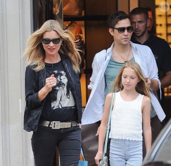 Kate Moss, son mari Jamie Hince et sa fille Lila Grace Moss sont allés déjeuner au restaurant Cecconi sur Mayfair et sont ensuite allés faire du shopping chez Gucci sur Bond Street à Londres, le 29 juillet 2014.