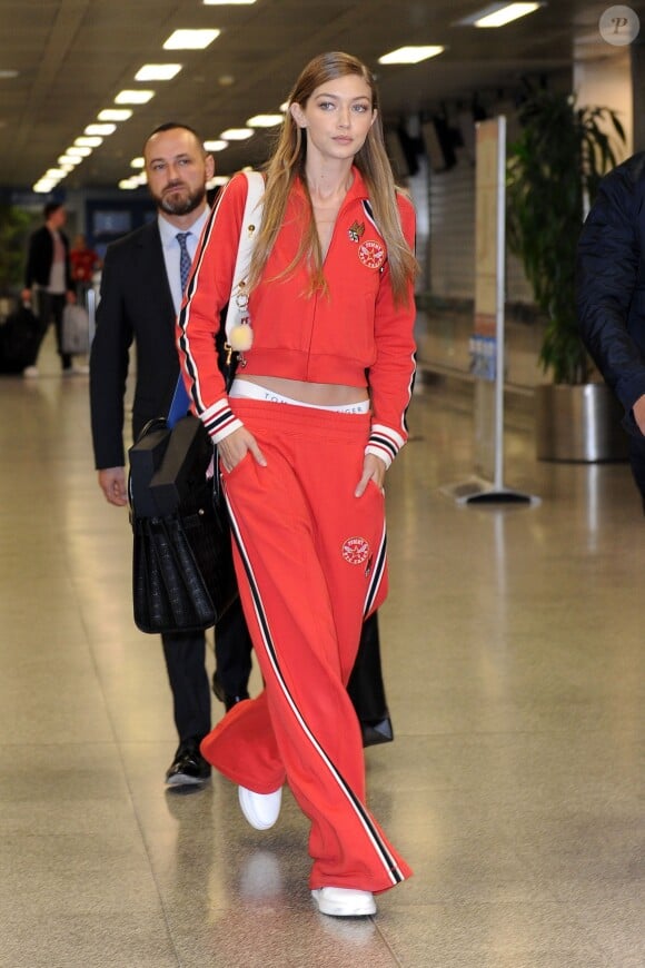Gigi Hadid, escortée par 4 gardes du corps à son arrivée à l'aéroport de Milan, suite à l'agression survenue après le défilé Max Mara lors de la fashion week à Milan le 24 septembre 2016.