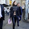 Gigi Hadid fait du shopping chez Victoria Secret à Milan à l'occasion des défilés de prêt-à-porter printemps-été 2017 à Milan le 24 septembre 2016.