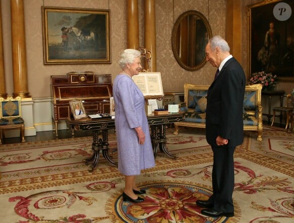 Elizabeth II et Shimon Peres à Buckingham, le 20 novembre 2008