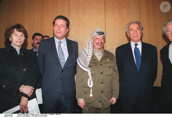 Yasser Arafat, Shimon Peres, Danielle Mitterrand et Federico Mayor à l'Unesco, le 11 janvier 1997