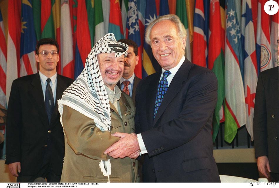 Yasser Arafat et Shimon Peres à l'Unesco, le 11 janvier 1997 - Purepeople