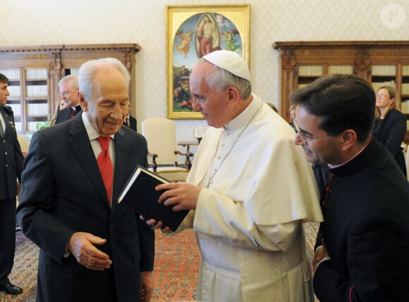 Le pape Francois recoit Shimon Peres au Vatican à Rome, en Italie, le 30 avril 2013