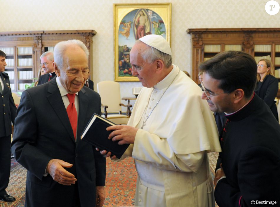 Le pape Francois recoit Shimon Peres au Vatican à Rome, en Italie, le 30 avril 2013
