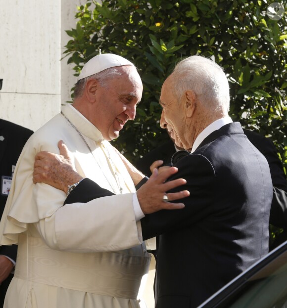 Le pape François, Shimon Peres - Les présidents israélien et palestinien réunis autour du pape François au Vatican à Rome en Italie, le 8 juin 2014.