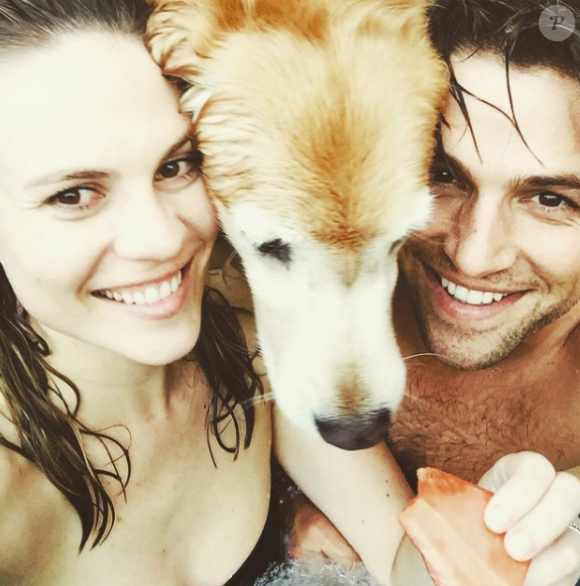 Sam Page et Cassidy Boesch posent avec leur chien sur Instagram