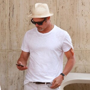 Exclusif - Brad Pitt emmène son fils Maddox Jolie-Pitt faire du shopping à Neiman Marcus à Beverly Hills. Brad a 2 pansements XXL au bras gauche. Le 28 juillet 2016