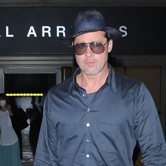 Brad Pitt arrive à l'aéroport de Los Angeles, en provenance de France, après avoir assisté aux 24 heures du Mans, le 21 juin 2016.