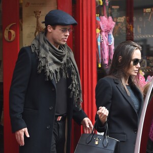 Brad Pitt, sa femme Angelina Jolie et leurs filles Vivienne et Zahara quittent un magasin de jouets à Londres le 12 mars 2016.
