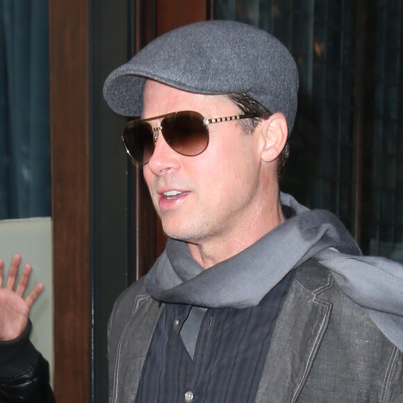 Brad Pitt sort de son hôtel à New York, le 25 novembre 2015, où il est en promotion pour son nouveau film "The Big Short".