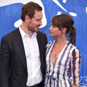 Michael Fassbender et sa compagne Alicia Vikander lors du photocall du film "The Light between ocean" lors du 73e festival du film de Venise (Mostra), le 1er septembre 2016.