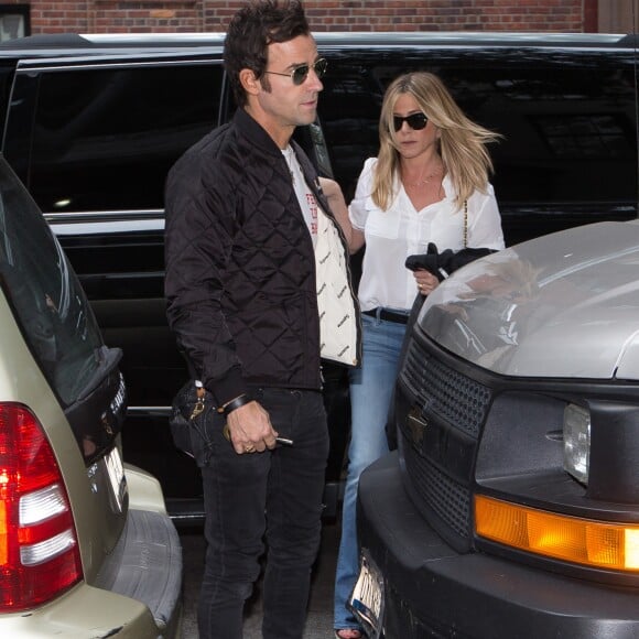 Jennifer Aniston et son mari Justin Theroux se promènent dans les rues de New York, le 28 septembre 2016