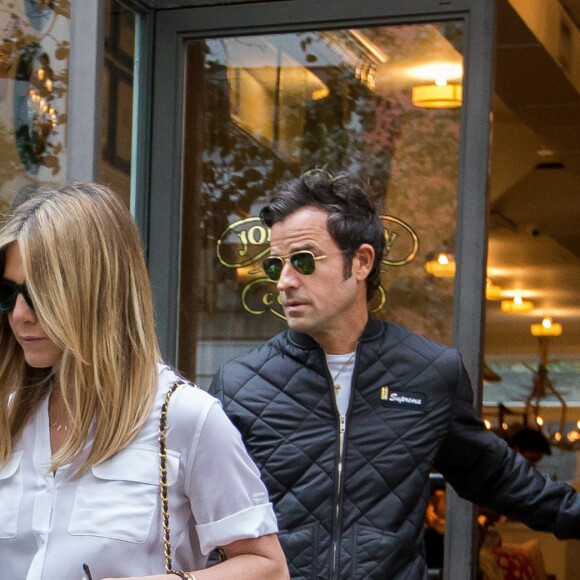 Jennifer Aniston et son mari Justin Theroux se promènent dans les rues de New York, le 28 septembre 2016