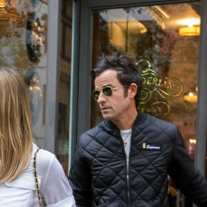 Jennifer Aniston et son mari Justin Theroux se promènent dans les rues de New York, le 28 septembre 2016