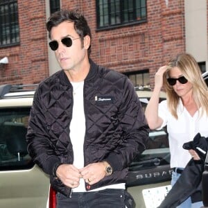 Jennifer Aniston et son mari Justin Theroux se promènent dans les rues de New York, le 28 septembre 2016