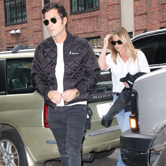 Jennifer Aniston et son mari Justin Theroux se promènent dans les rues de New York, le 28 septembre 2016