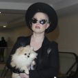 Kelly Osbourne avec son chien Poly à l'aéroport de Los Angeles le 21 septembre 2016