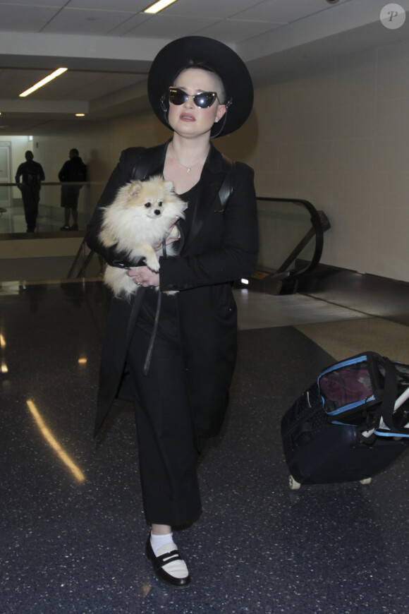 Kelly Osbourne avec son chien Poly à l'aéroport de Los Angeles le 21 septembre 2016
