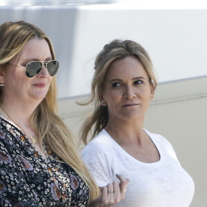 Michelle Pugh (à gauche), l'ex-maitresse d'Ozzy Osbourne, se promène avec la maquilleuse Gina Veltri à Beverly Hills le 16 mai 2016.