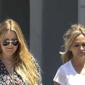 Michelle Pugh (à gauche), l'ex-maitresse d'Ozzy Osbourne, se promène avec la maquilleuse Gina Veltri à Beverly Hills le 16 mai 2016.