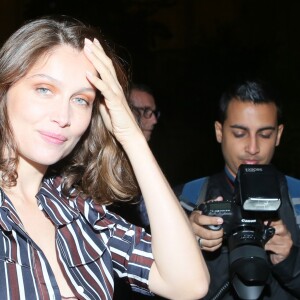 Laetitia Casta arrivant au défilé de mode "Nina Ricci", collection prêt-à-porter Printemps-Eté 2017 à Paris, le 1er octobre 2016