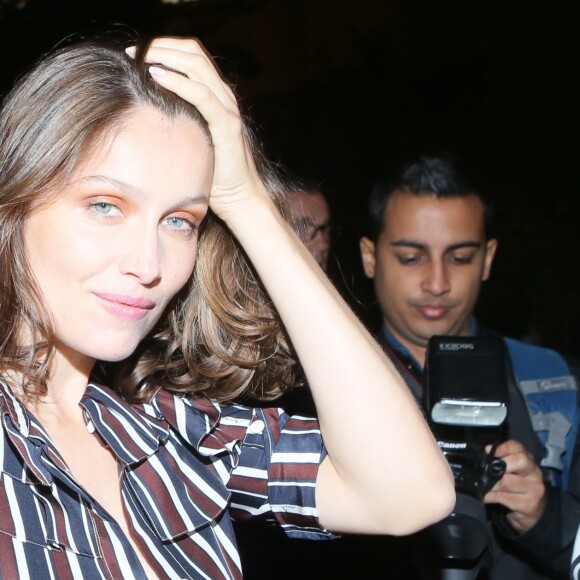 Laetitia Casta arrivant au défilé de mode "Nina Ricci", collection prêt-à-porter Printemps-Eté 2017 à Paris, le 1er octobre 2016