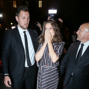 Laetitia Casta arrivant au défilé de mode "Nina Ricci", collection prêt-à-porter Printemps-Eté 2017 à Paris, le 1er octobre 2016