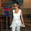Nicole Scherzinger arrive à l'aéroport LAX de Los Angeles en claquettes Nike le 21 août 2016.