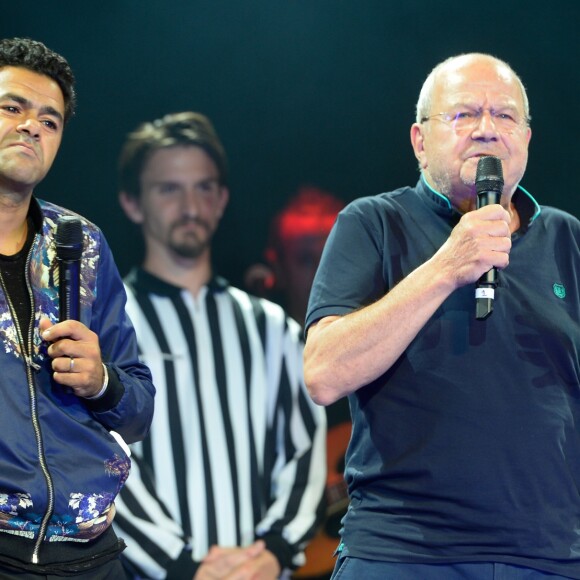 Exclusif - Jamel Debbouze et Marc Ladreit de Lacharrière, président de la fondation Culture & Diversité, sur scène lors de la finale de l'Euro de l'impro Culture & diversité au théâtre le Comédia à Paris le 10 juillet 2016. © Coadic Guirec/Bestimage