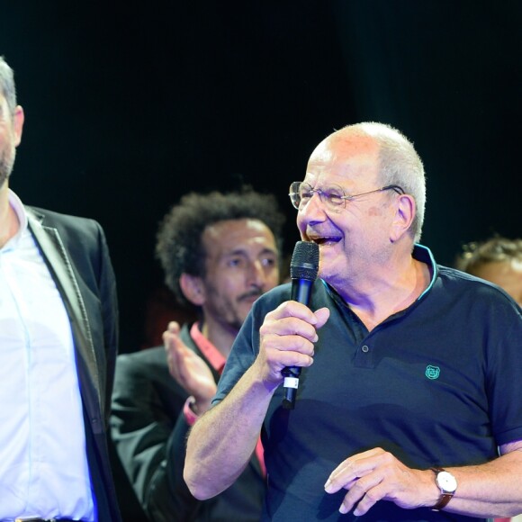 Exclusif - Jamel Debbouze et Marc Ladreit de Lacharrière, président de la fondation Culture & Diversité, sur scène lors de la finale de l'Euro de l'impro Culture & diversité au théâtre le Comédia à Paris le 10 juillet 2016. © Coadic Guirec/Bestimage