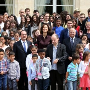 François Hollande, George Pau-Langevin, ministre des Outre-mer, Audrey Azoulay, ministre de la Culture et de la Communication, Marc Ladreit de Lacharrière et Denis Podalydès avec les lauréats et les invités lors de la remise du Prix de l'Audace artistique et culturelle 2016 par le président de la République François Hollande au palais de l'Elysée à Paris le 10 juin 2016.  © Dominique Jacovides/Bestimage