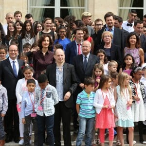 François Hollande, George Pau-Langevin, ministre des Outre-mer, Audrey Azoulay, ministre de la Culture et de la Communication, Marc Ladreit de Lacharrière et Denis Podalydès avec les lauréats et les invités lors de la remise du Prix de l'Audace artistique et culturelle 2016 par le président de la République François Hollande au palais de l'Elysée à Paris le 10 juin 2016.  © Dominique Jacovides/Bestimage