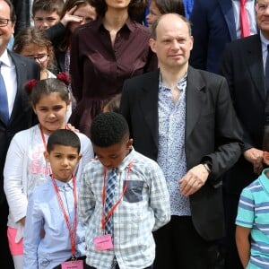 François Hollande, George Pau-Langevin, ministre des Outre-mer, Audrey Azoulay, ministre de la Culture et de la Communication, Marc Ladreit de Lacharrière et Denis Podalydès avec les lauréats et les invités lors de la remise du Prix de l'Audace artistique et culturelle 2016 par le président de la République François Hollande au palais de l'Elysée à Paris le 10 juin 2016.  © Dominique Jacovides/Bestimage