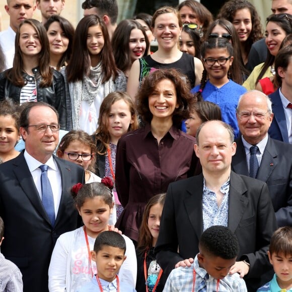 François Hollande, George Pau-Langevin, ministre des Outre-mer, Audrey Azoulay, ministre de la Culture et de la Communication, Marc Ladreit de Lacharrière et Denis Podalydès avec les lauréats et les invités lors de la remise du Prix de l'Audace artistique et culturelle 2016 par le président de la République François Hollande au palais de l'Elysée à Paris le 10 juin 2016.  © Dominique Jacovides/Bestimage