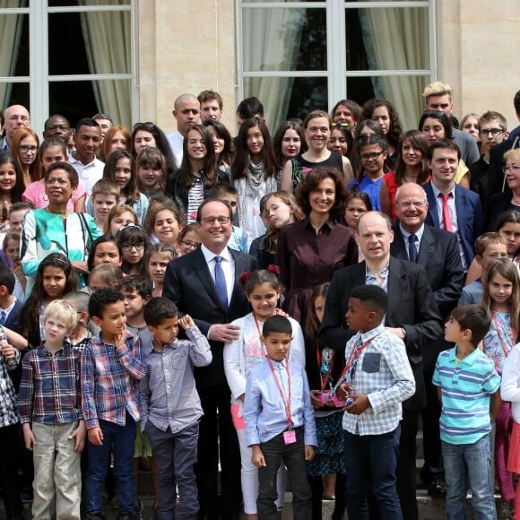 François Hollande, George Pau-Langevin, ministre des Outre-mer, Audrey Azoulay, ministre de la Culture et de la Communication, Marc Ladreit de Lacharrière et Denis Podalydès avec les lauréats et les invités lors de la remise du Prix de l'Audace artistique et culturelle 2016 par le président de la République François Hollande au palais de l'Elysée à Paris le 10 juin 2016.  © Dominique Jacovides/Bestimage