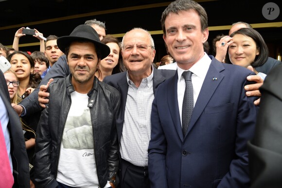Jamel Debbouze, Marc Ladreit de Lacharrière et Manuel Valls lors de la finale du Trophée d'Impro Culture & Diversité, au Théâtre Comédia à Paris le 18 mai 2015.