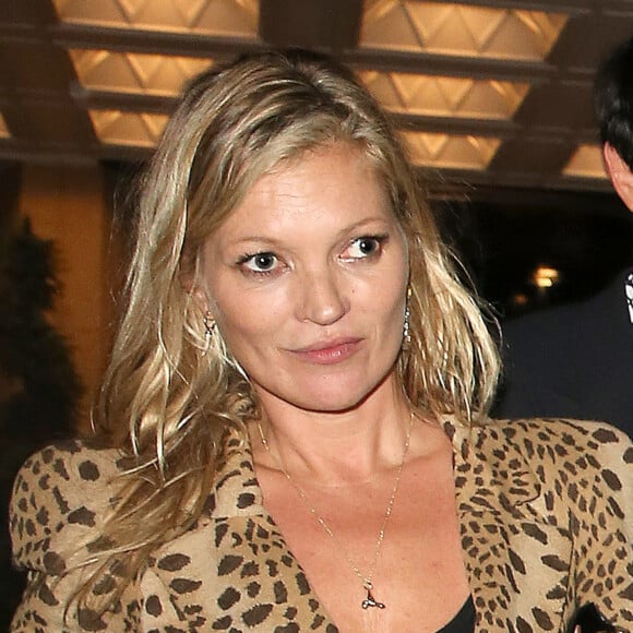 Kate Moss quitte une soirée à l'hôtel Dorchester avec Mark-Francis Vandelli à Londres le 16 septembre 2016.