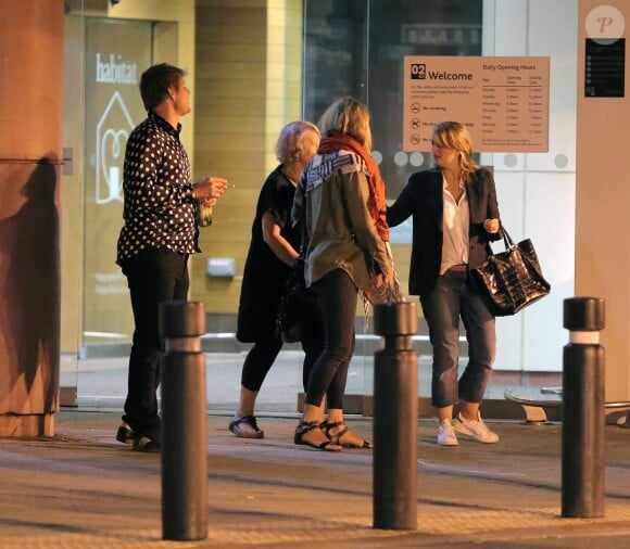 Kate Moss, sa fille, son compagnon Nikolai Von Bismarck et des amis reviennent du cinéma en métro à Londres le 31 août 2016