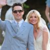 Kate Moss et Jamie Hince lors de leur mariage organisé à l'église de St Peter à Southrop, en Angleterre, le 1er juillet 2016