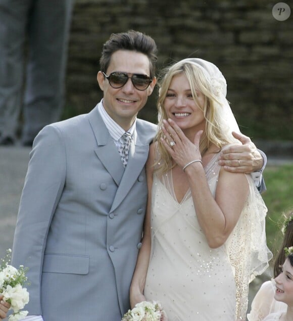 Kate Moss et Jamie Hince lors de leur mariage organisé à l'église de St Peter à Southrop, en Angleterre, le 1er juillet 2016