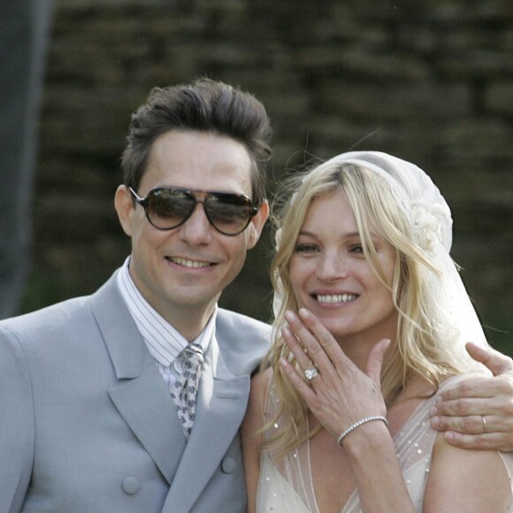 Kate Moss et Jamie Hince lors de leur mariage organisé à l'église de St Peter à Southrop, en Angleterre, le 1er juillet 2016